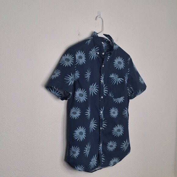Old Navy Mens Floral Hawaiian Shirt Sz M Button Down Slim Fit Cotton Tropical - Picture 4 of 16